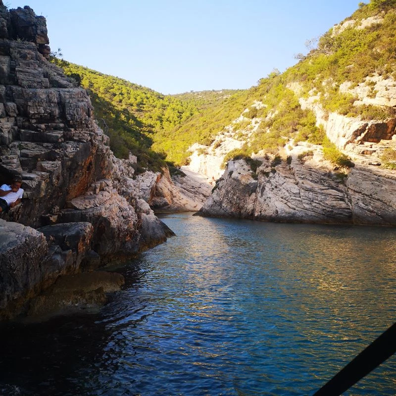 Hidden bay Pritiscina - Vis